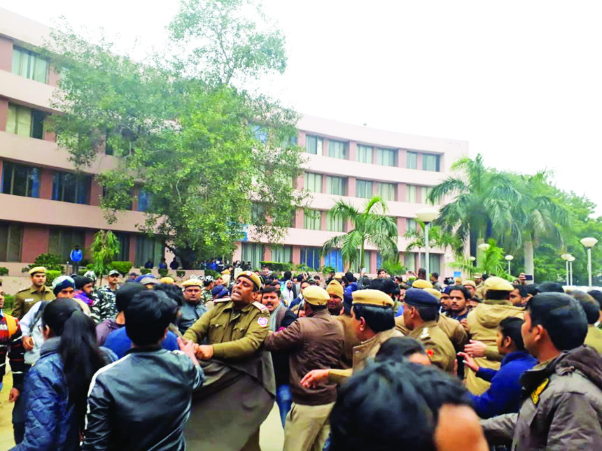 Delhi police DU protests